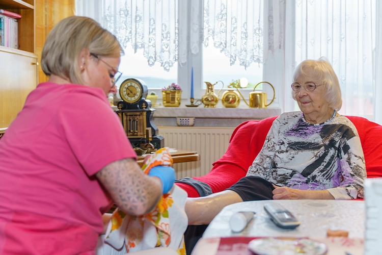 Fußpflege bei älterer Frau zu Hause