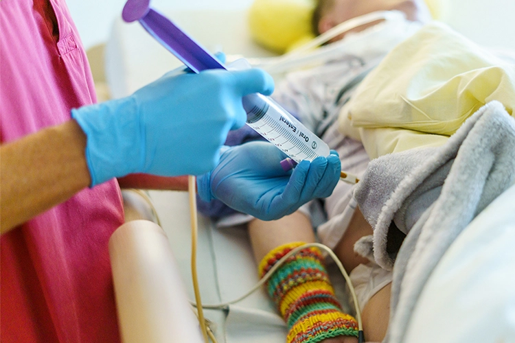 Pflegekraft bereitet medizinische Spritze bei Patient im Bett vor