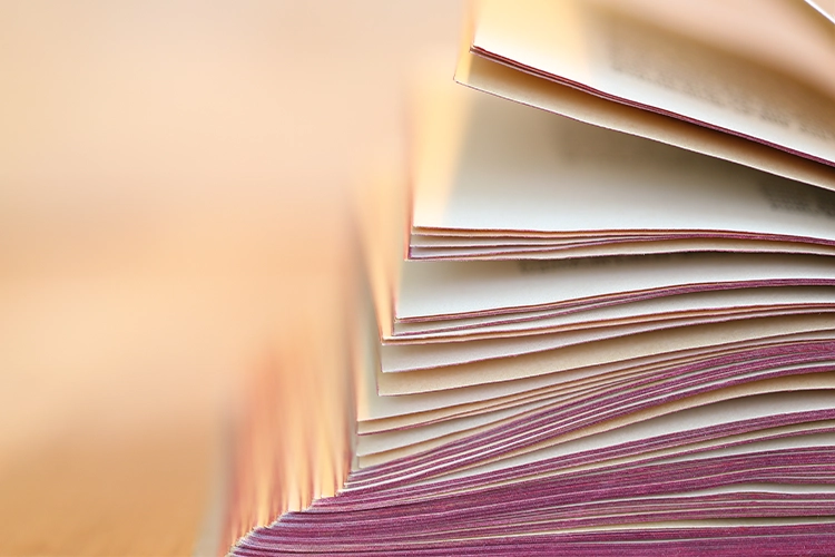 Geöffnetes Buch mit Rot gefärbter Seitenkante