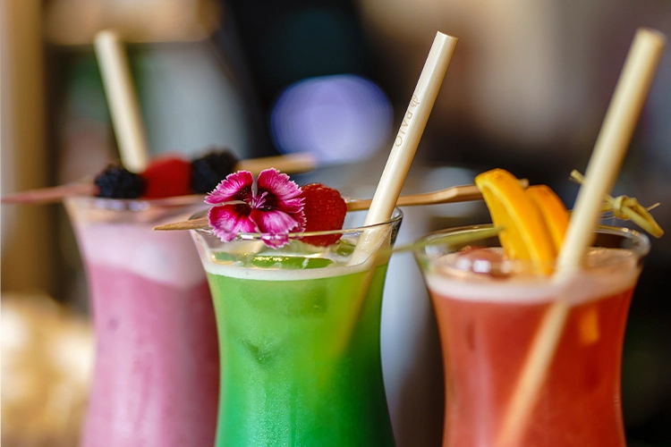 Bunte Cocktails mit Früchten garniert
