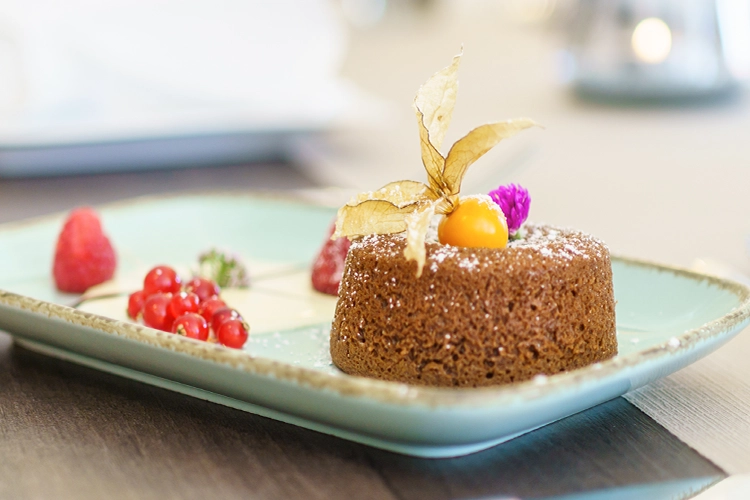 Dessert mit Beeren und Dekoration auf Teller