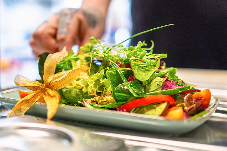 Frischer Salat wird angerichtet