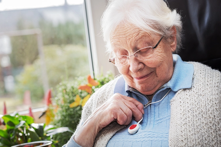 Seniorin nutzt Hausnotruf am Halsband