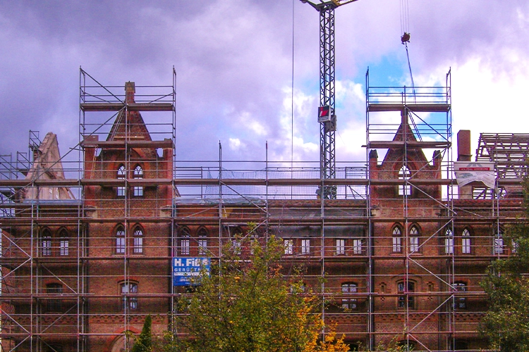 Historisches Gebäude mit Gerüst während Bauarbeiten