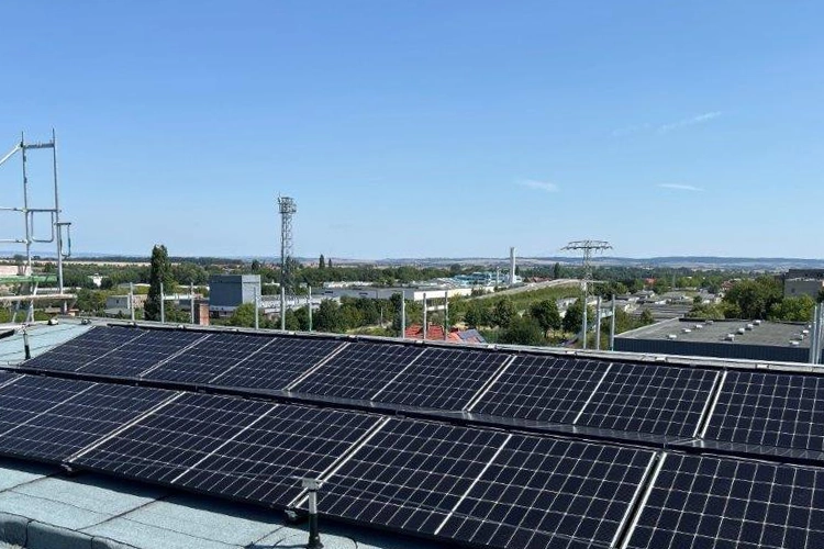 Solaranlage auf Dach mit Blick über Stadtgebiet