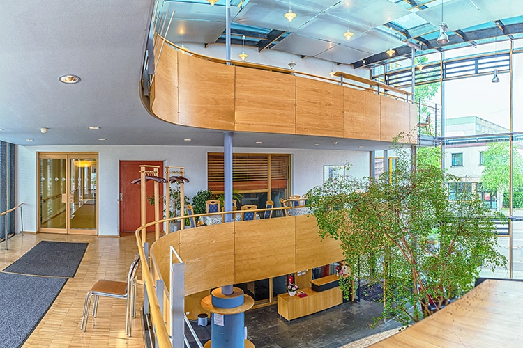 Helles Foyer mit Galerie und Sitzbereich