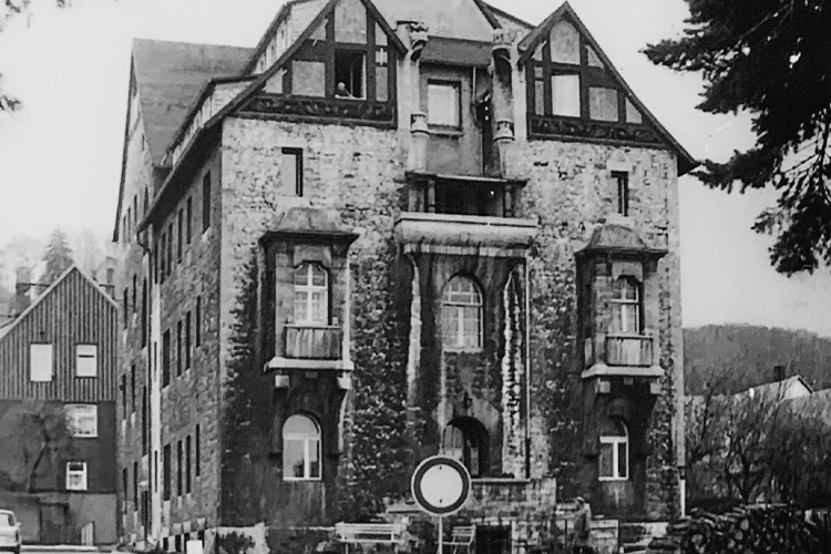 Historisches Gebäude mit steinerner Fassade (Schwarzweiß)
