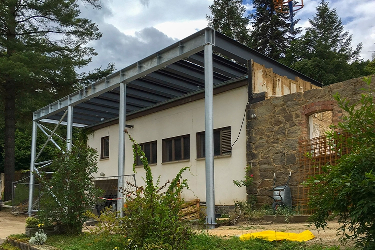 Teilmodernisiertes Gebäude mit Stahlbau