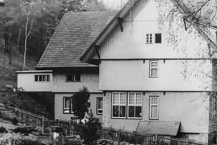 Holzverkleidetes Wohnhaus am Hang (Schwarzweiß)