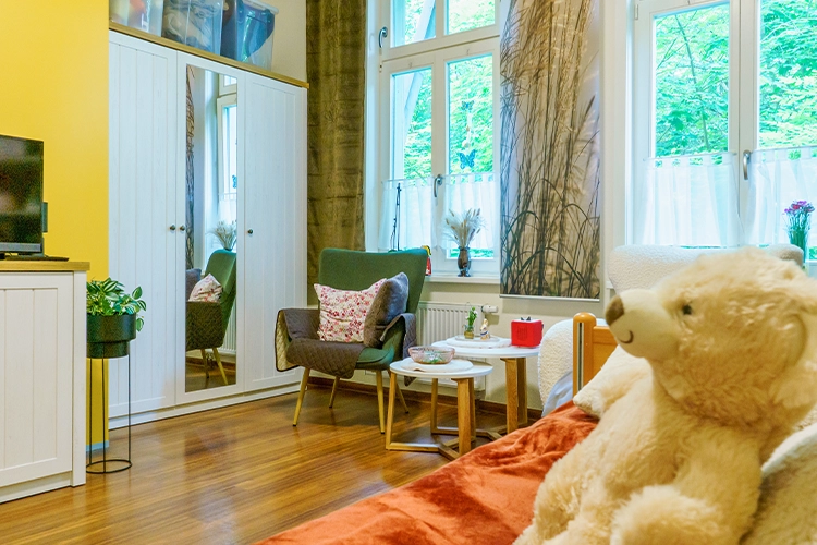Gemütliches Bewohnerzimmer mit Sessel und Deko