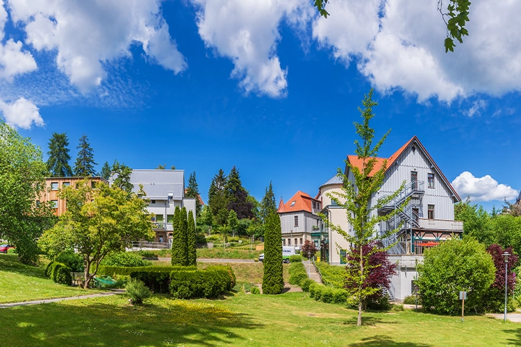 Wohnanlage mit Garten und mehreren Gebäuden