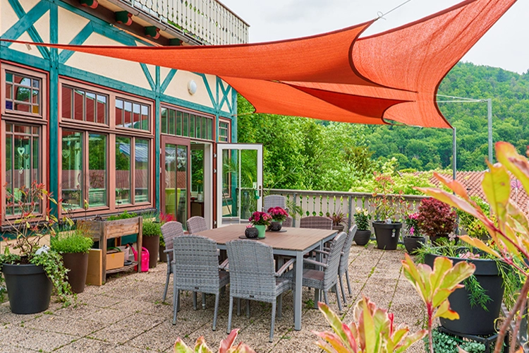 Terrasse mit Sitzgruppe und Sonnensegel