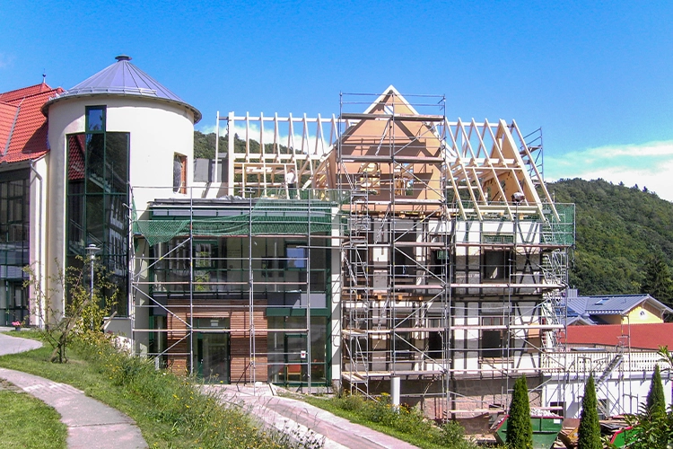 Umbau eines Gebaeudes mit Gerüst und modernem Anbau