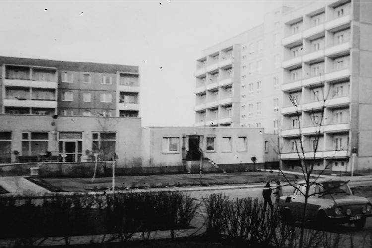 Plattenbauten in Wohnsiedlung (Schwarzweiß)