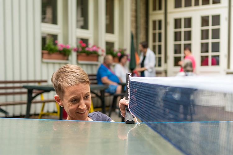 Terrasse mit Menschen im Hintergrund