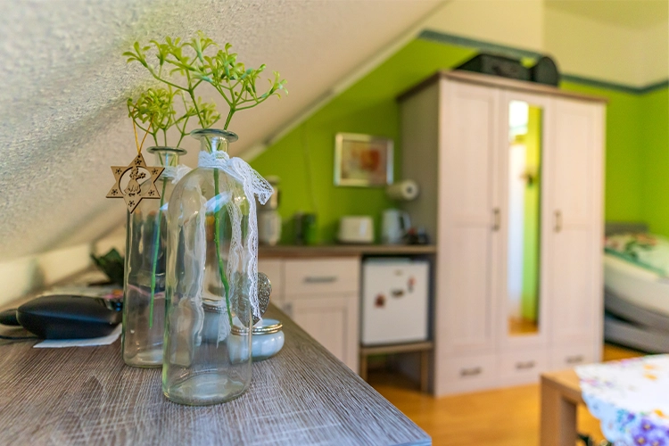 Wohnliches Zimmer mit Möbeln und dekorativen Details