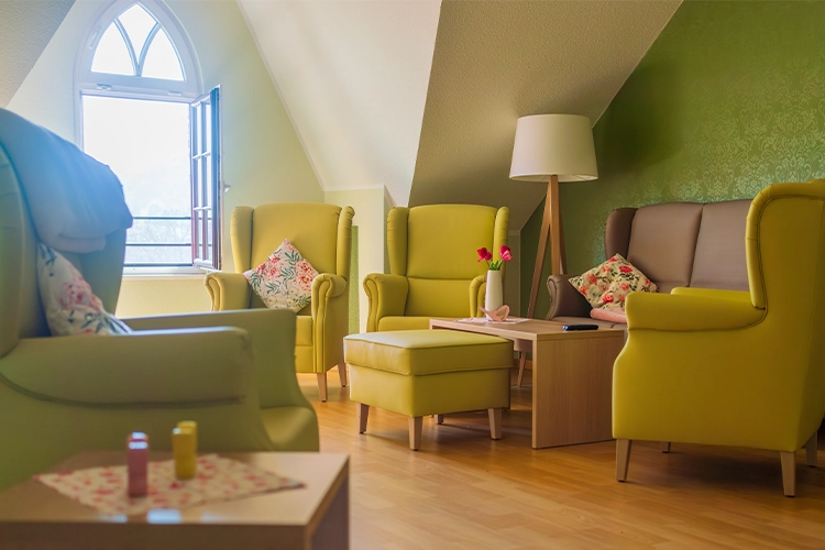 Gemütliches Wohnzimmer mit Sesseln und viel Tageslicht