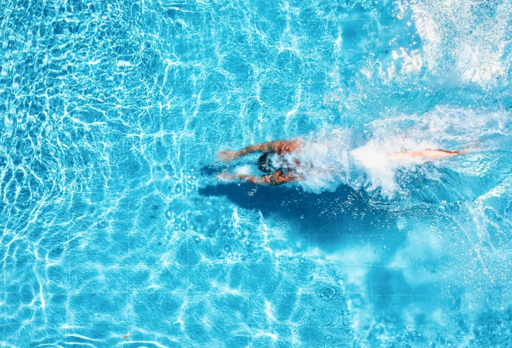 Mann taucht in einen Pool ein