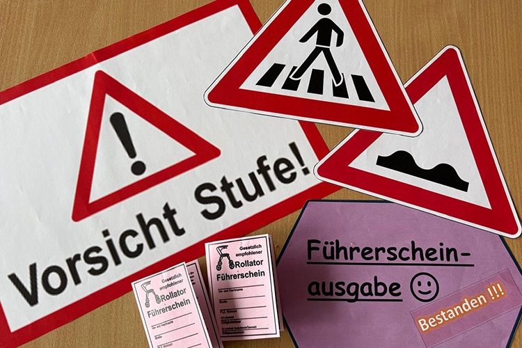 Verkehrsschilder und Rollator-Führerscheine auf einem Tisch.